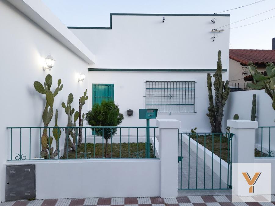 Foto de Casa en Venta - 3 Dormitorios 1 Baño Cochera -306 mts2 - Avellaneda, imagen 3