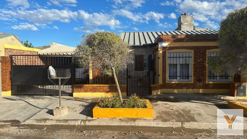 Foto de Casa en venta - 6 Dormitorios 5 Baños - Cochera - 337,98Mts2 - Viedma, imagen 2