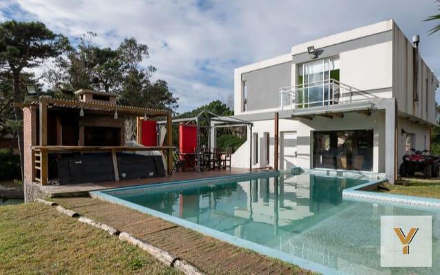 Foto de Casa en venta - 3 Dormitorios 3 Baños - Cochera - 490Mts2 - Valeria del, imagen 2