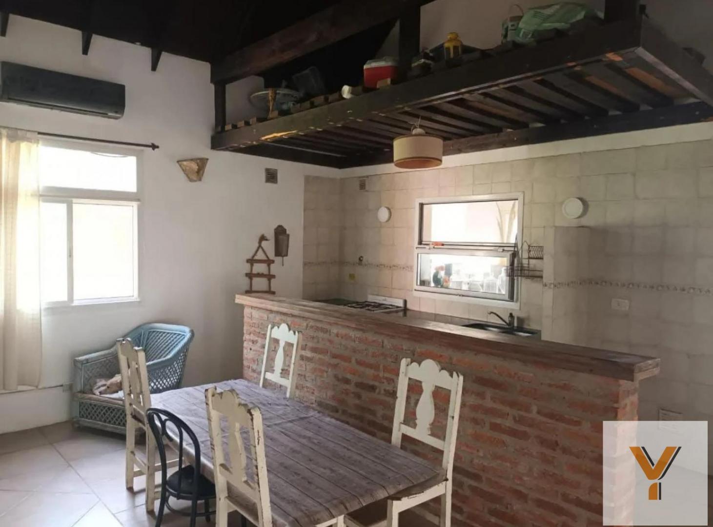 Foto de Casa en Venta - 5 Dormitorios 2 Baños - 280mts - Coronel Brandsen, imagen 2