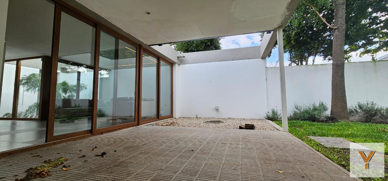 Foto de Casa en venta - 3 Dormitorios 3 Baños - City Bell, imagen 2