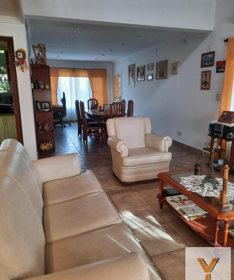 Foto de Casa en venta - 5 Dormitorios 4 Baños - Villa Udaondo-Altos del Sol, imagen 2