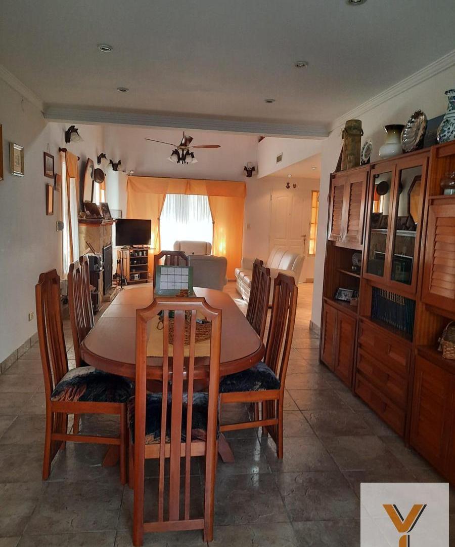 Foto de Casa en venta - 5 Dormitorios 4 Baños - Villa Udaondo-Altos del Sol, imagen 4