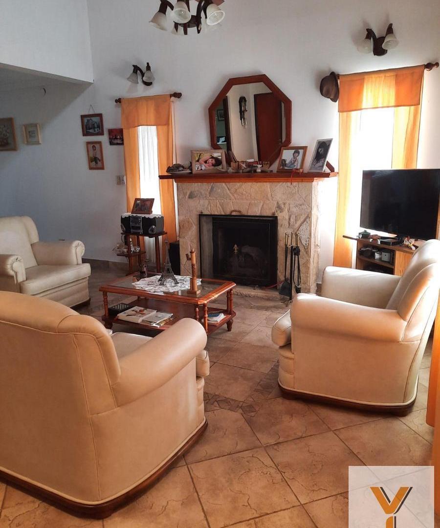 Foto de Casa en venta - 5 Dormitorios 4 Baños - Villa Udaondo-Altos del Sol, imagen 1