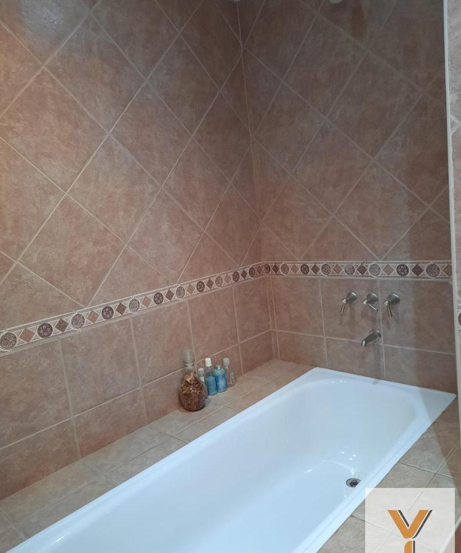 Foto de Casa en venta - 5 Dormitorios 4 Baños - Villa Udaondo-Altos del Sol, imagen 5