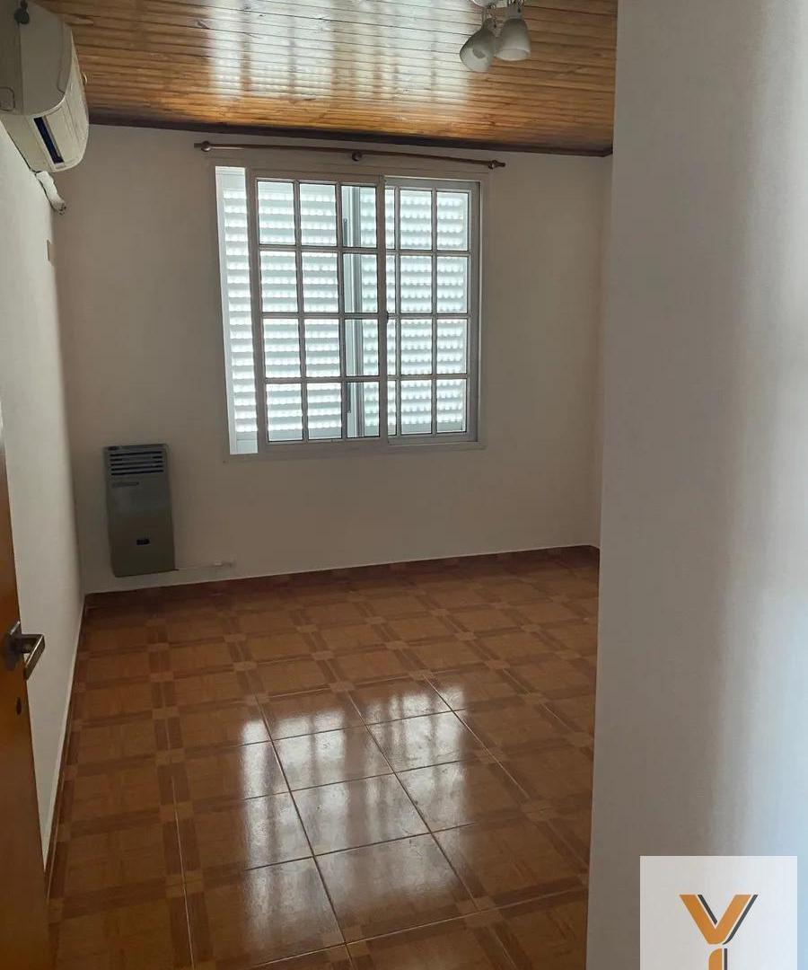 Foto de PH en venta - 2 Dormitorios 1 Baño - 138mts2 - Lanús, imagen 2