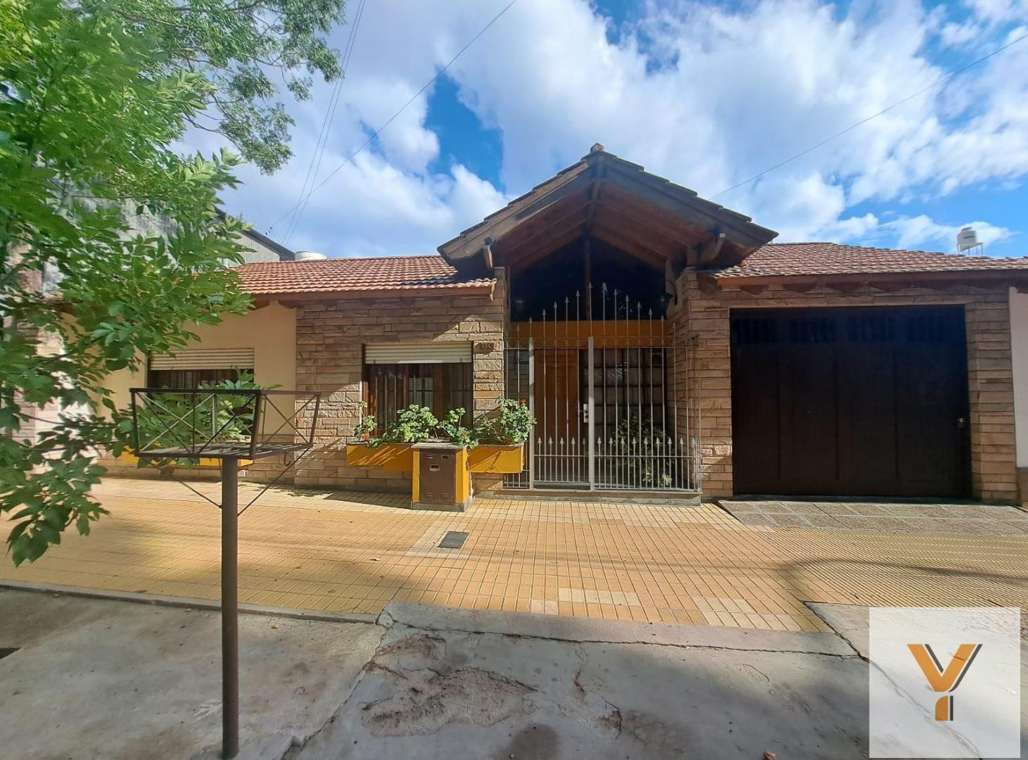 Foto de Casa en venta - 4 Dormitorios 3 Baños - Godoy Cruz, imagen 3