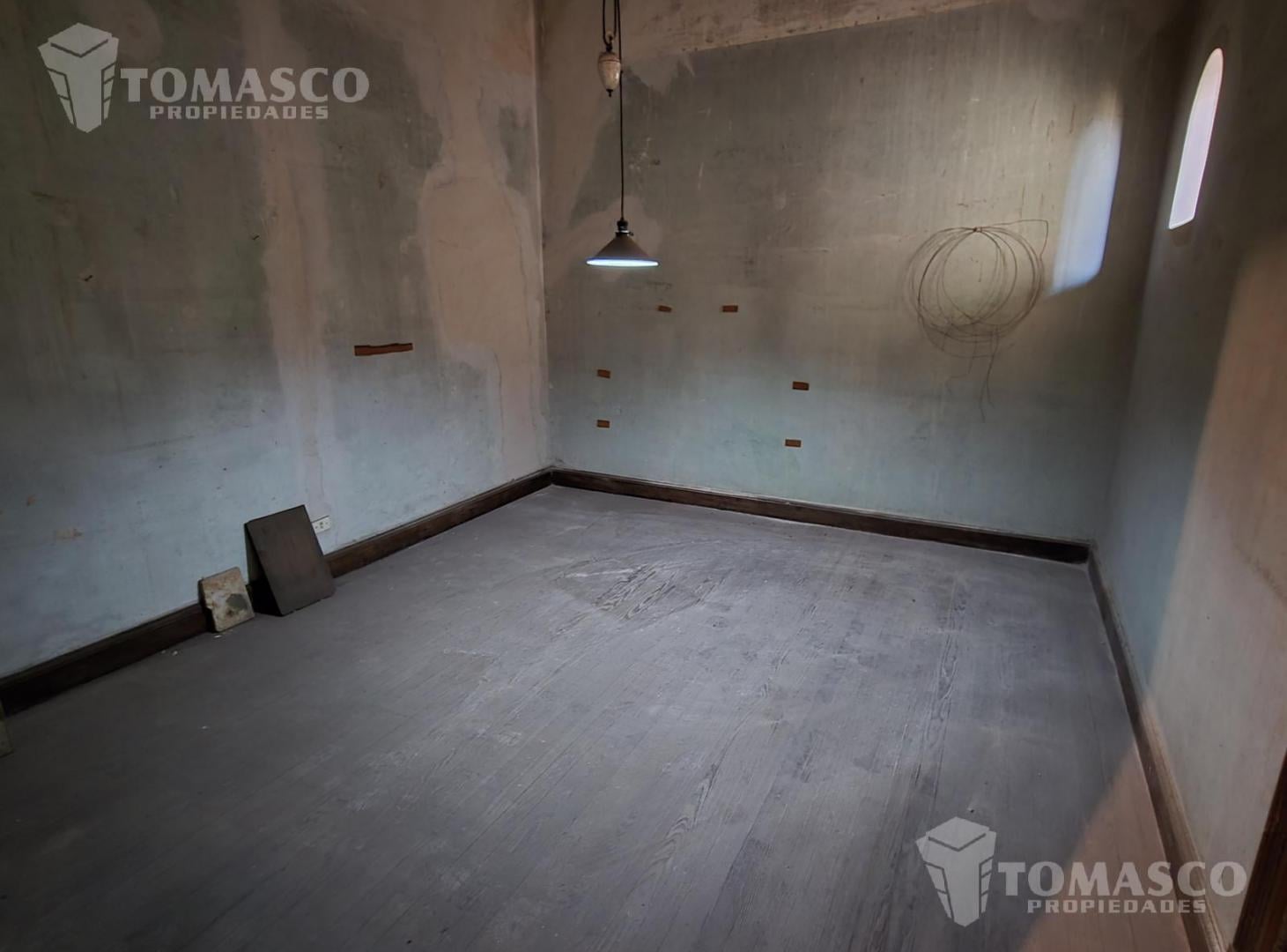 Departamento tipo PH de 5 ambientes clásico, a remodelar. Sin Expensas