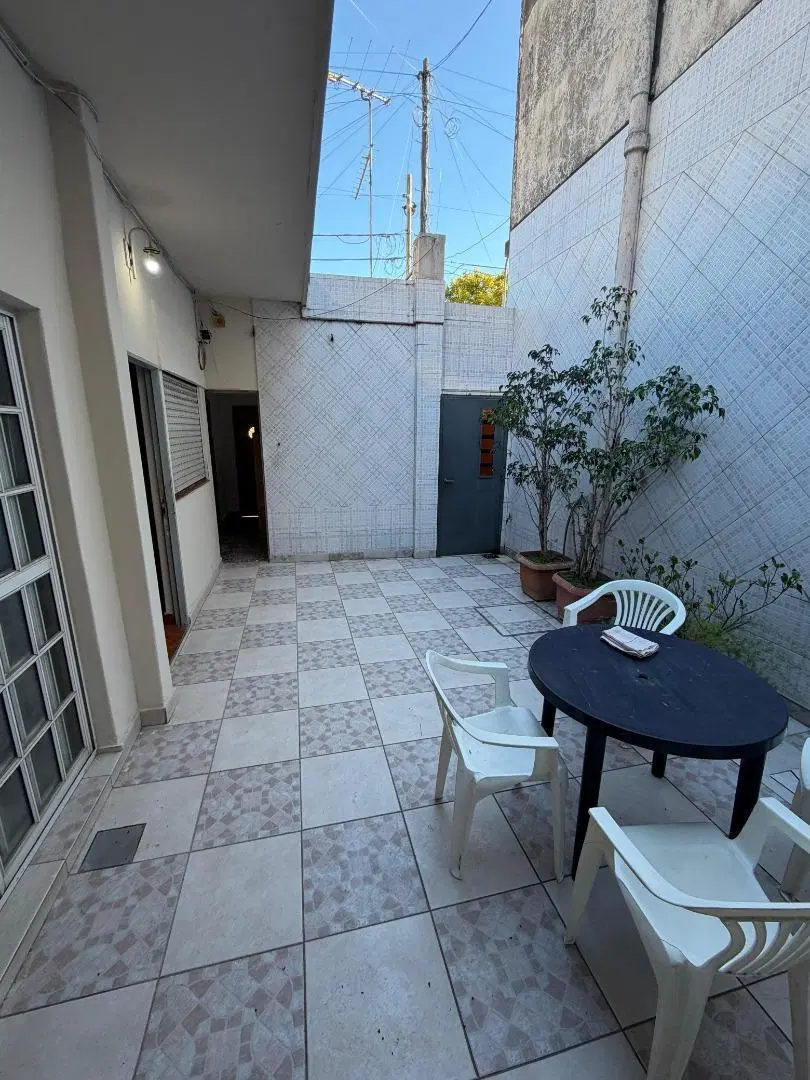 Casa con Patio sobre lote de 8,66x14 1