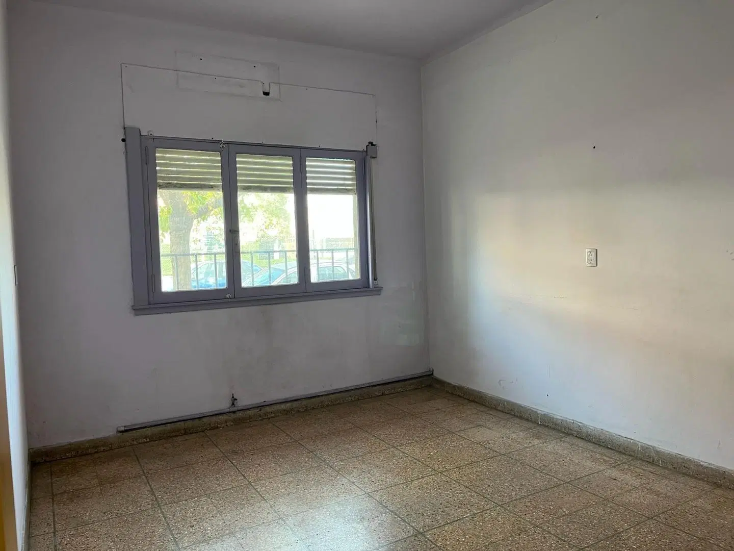 Casa de 4 ambientes con fondo y terraza 4