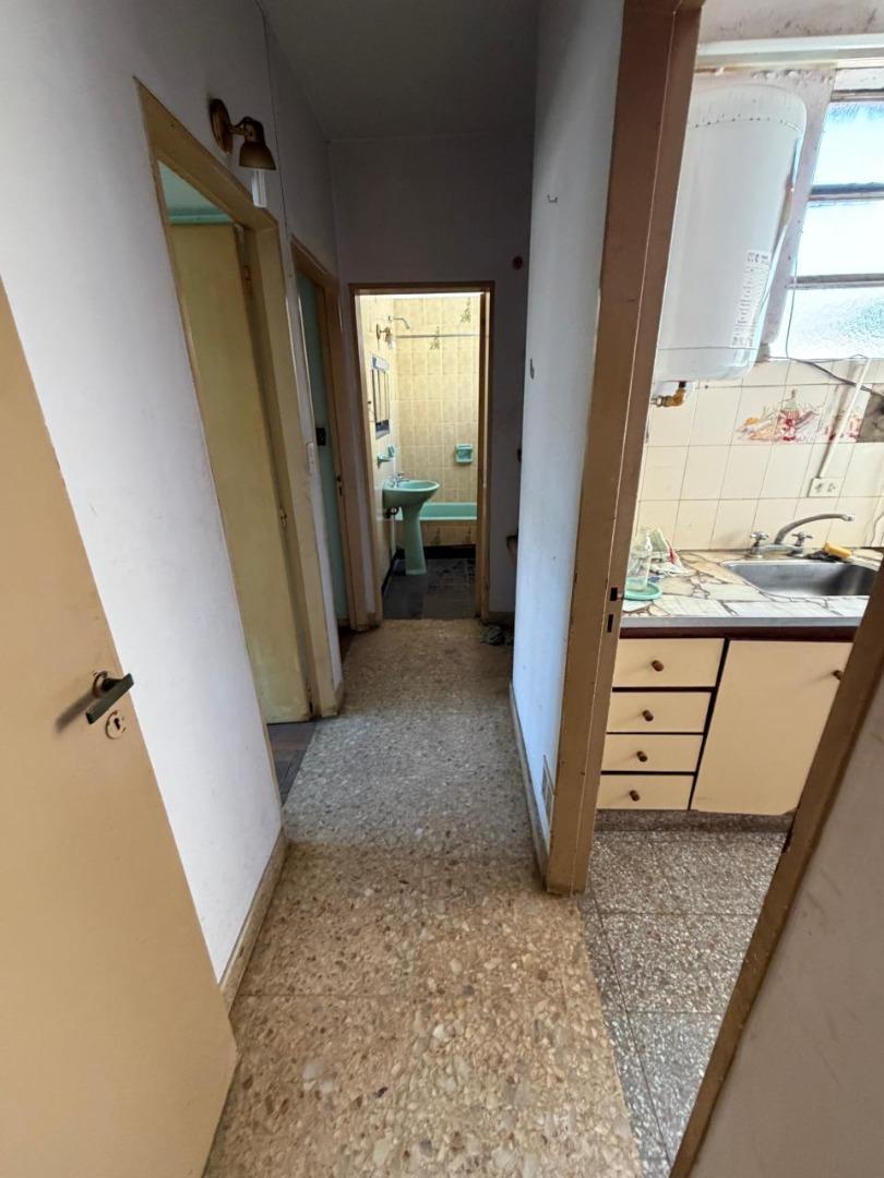 Foto de Oportunidad refaccion depto 3 amb con balcon, 1er x escalera, imagen 3