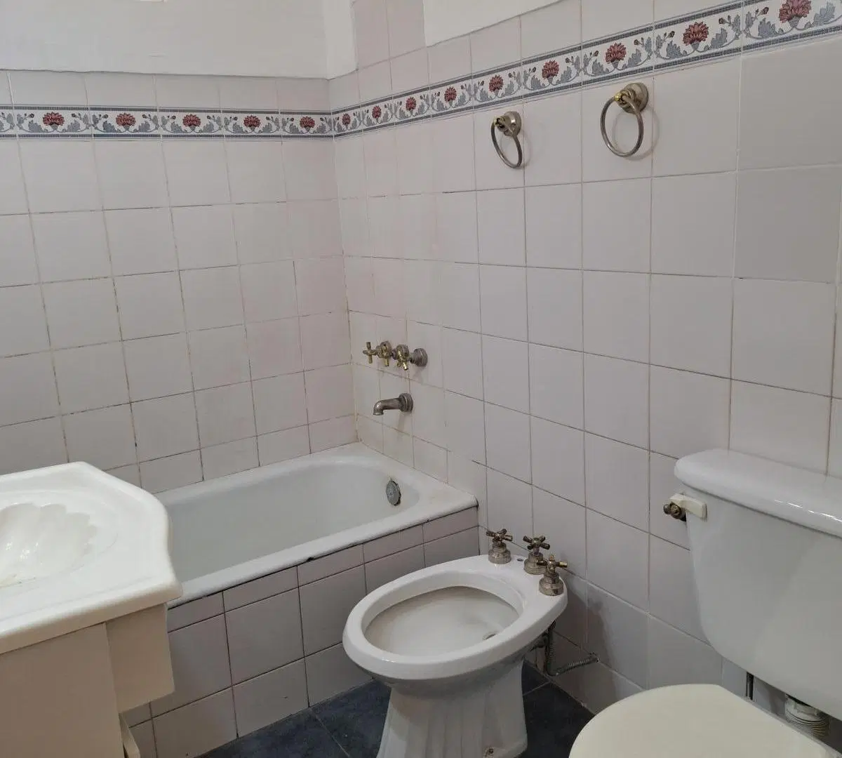 Excelente departamento de dos amplios ambientes, al frente 5