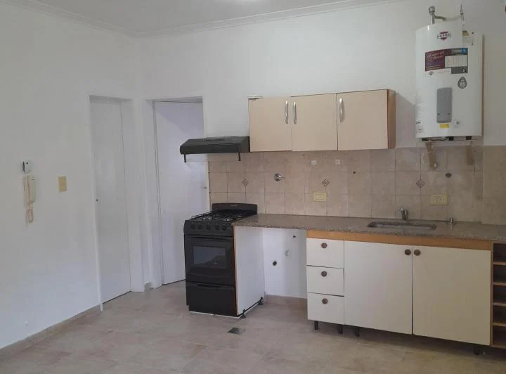 ALQUILER: DPEARTAMENTO EN PLANTA BAJA. MORÓN SUR 4