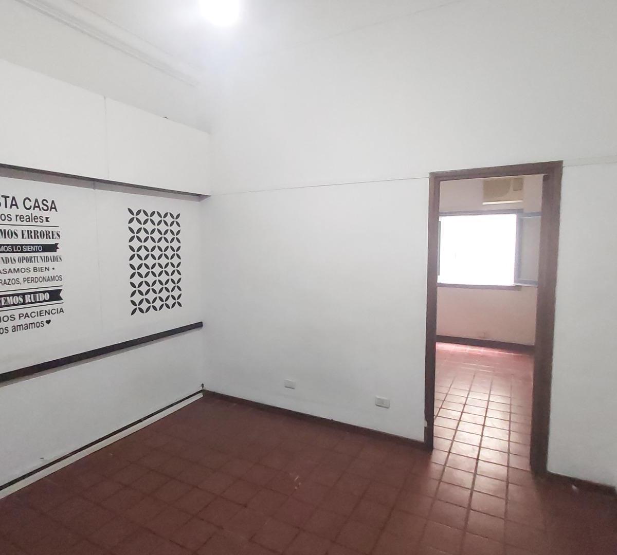 Foto de Local + departamento 2 Amb chico Planta Baja con patio, imagen 2