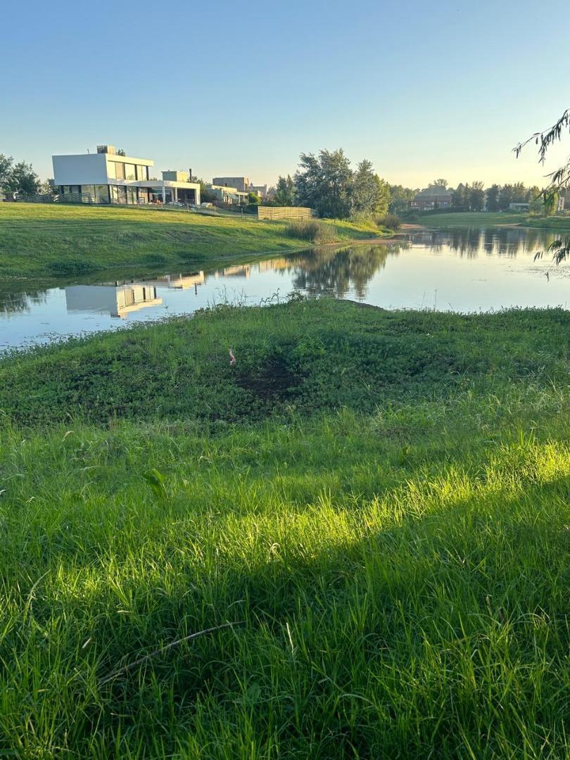 Hermoso terreno con 49m sobre la Laguna