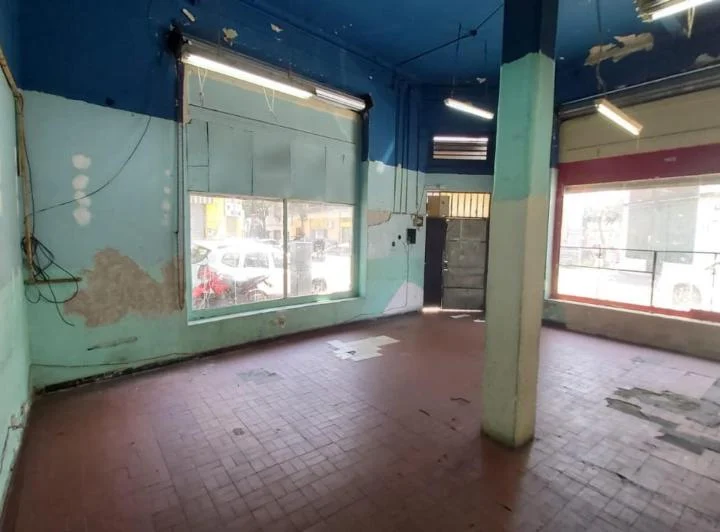 Foto de Con Renta Local Doble altura En Esquina Brasil y Saenz Peña, imagen 3