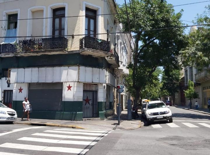 Con Renta Local Doble altura En Esquina Brasil y Saenz Peña