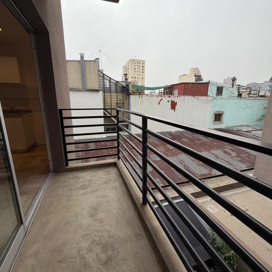 Monoambiente al frente con balcon, muy luminoso a mts de Av 3