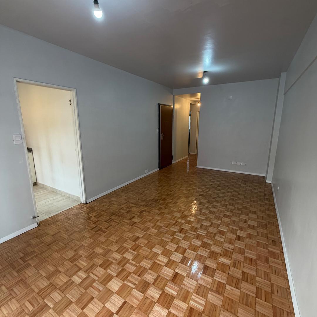 Foto de Excelente departamento de 3 ambientes al frente con cochera, imagen 2