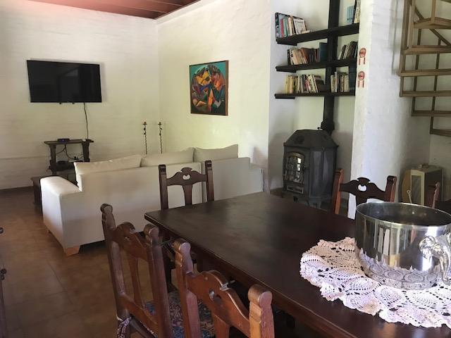 Casaquinta con gran jardín 5 ambientes en venta en El Cazador