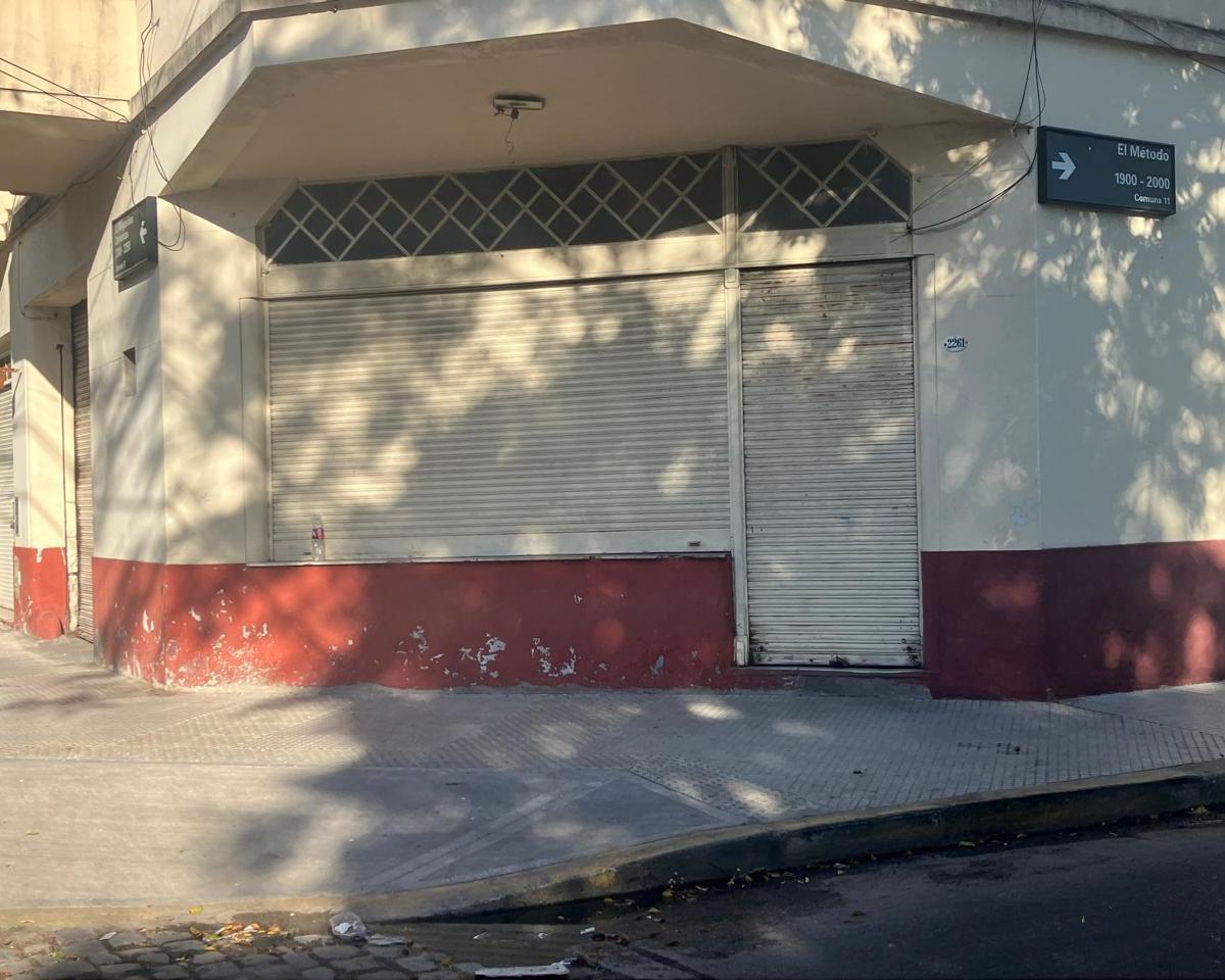 Importante Depósito y Local en Esquina. 3