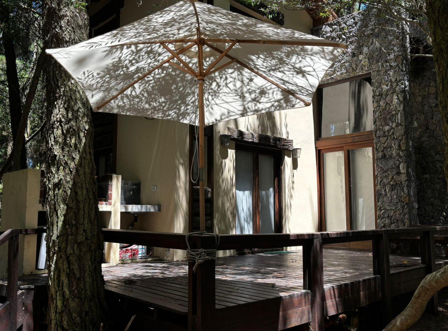 Casa para 7 pasajeros sobre amplio bosque propio