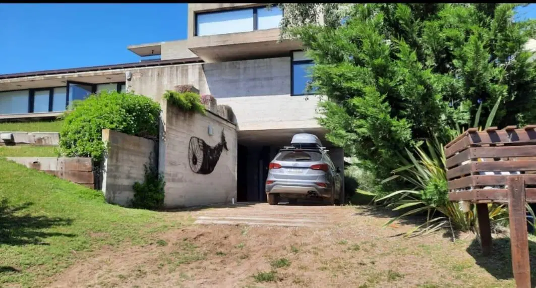 Excelente casa de diseño a pasos de la playa en Mar Azul. 6 ambientes 3