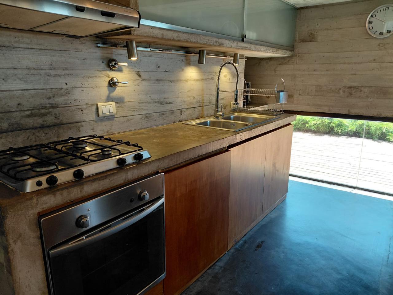 Foto de Excelente casa de diseño a pasos de la playa en Mar Azul. 6 ambientes, imagen 2