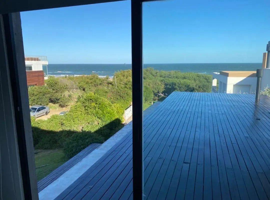 Excelente casa de diseño a pasos de la playa en Mar Azul. 6 ambientes 5
