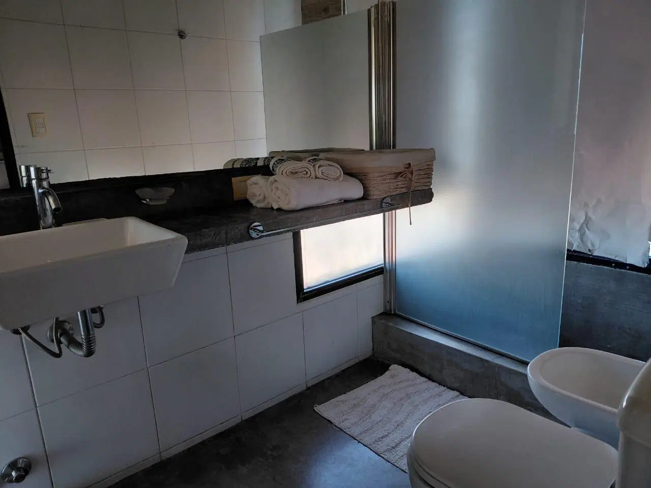 Excelente casa de diseño a pasos de la playa en Mar Azul. 6 ambientes 4