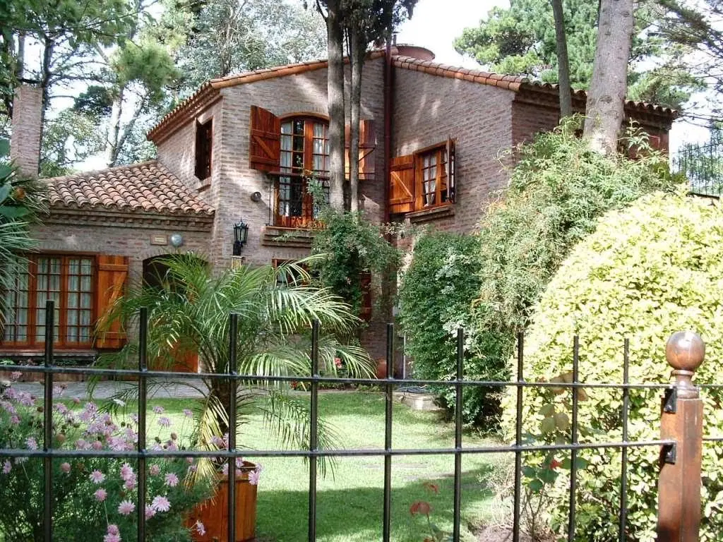 Impecable Chalet de 4 ambientes con amplio jardin. Zona Anfiteatro del Pinar. Gas natural 8
