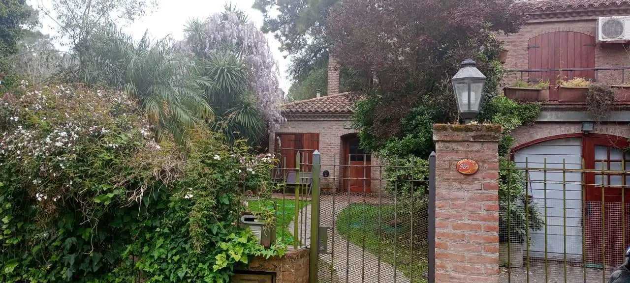 Impecable Chalet de 4 ambientes con amplio jardin. Zona Anfiteatro del Pinar. Gas natural 1