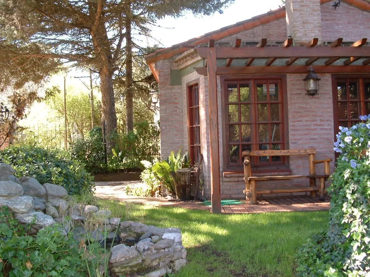Impecable Chalet de 4 ambientes con amplio jardin. Zona Anfiteatro del Pinar. Gas natural 3
