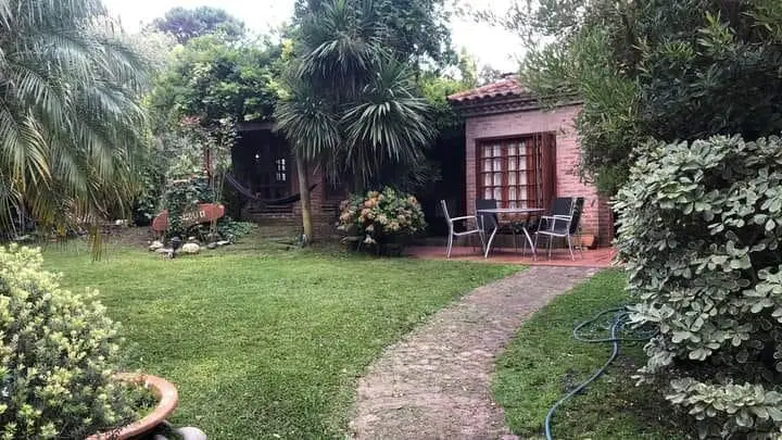 Impecable Chalet de 4 ambientes con amplio jardin. Zona Anfiteatro del Pinar. Gas natural 2