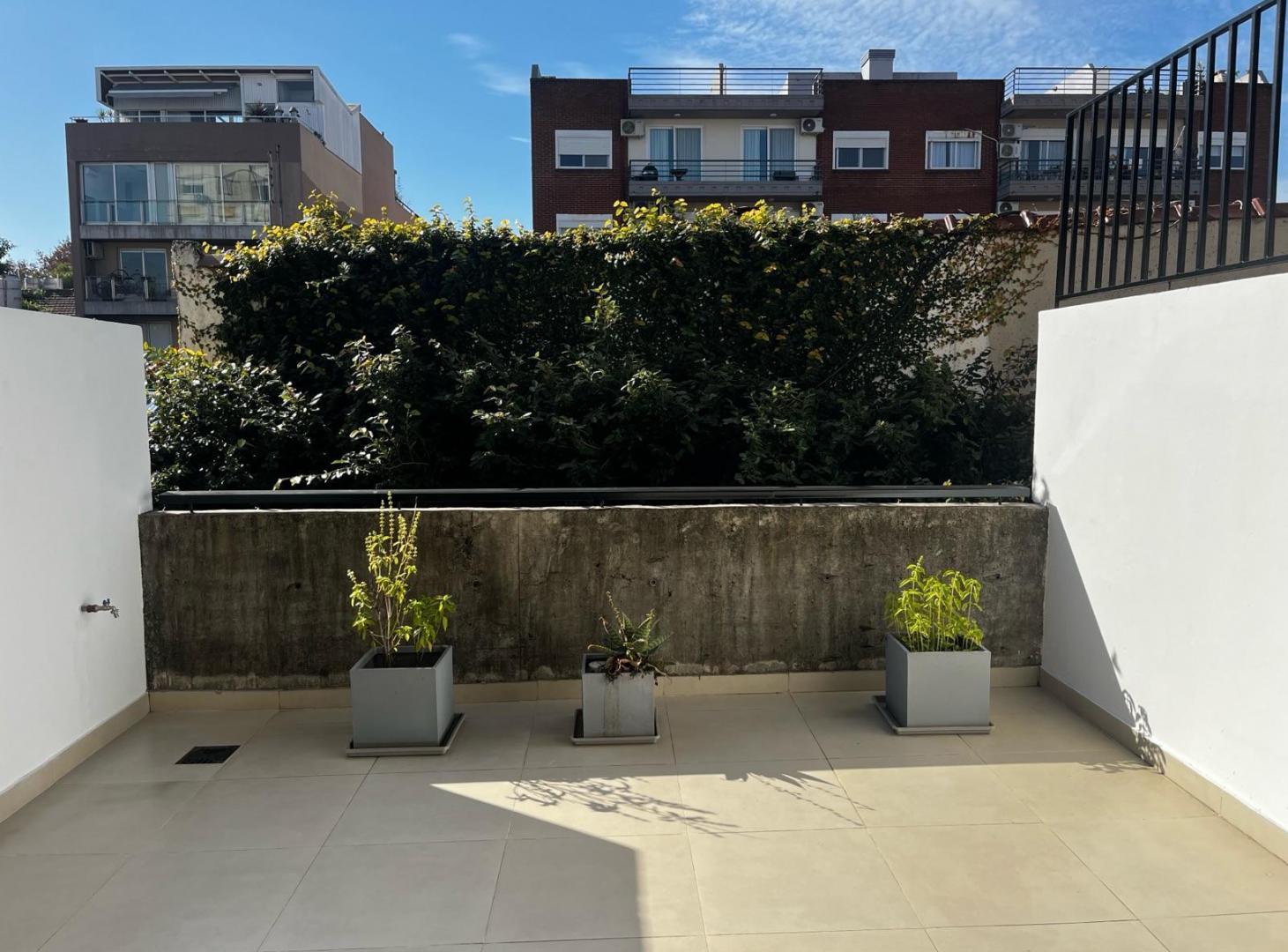 Foto de Moderno monoambiente con gran patio, imagen 3