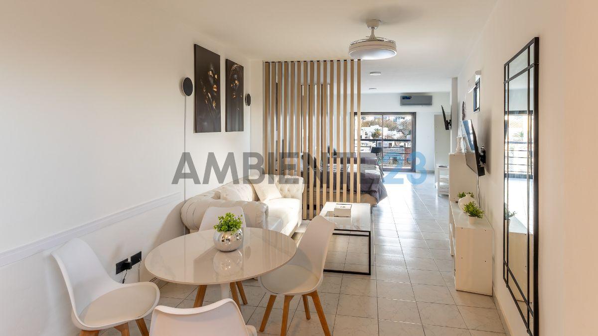 Foto de Amplio Departamento monoambiente con balcón remodelado y amoblado en, imagen 1