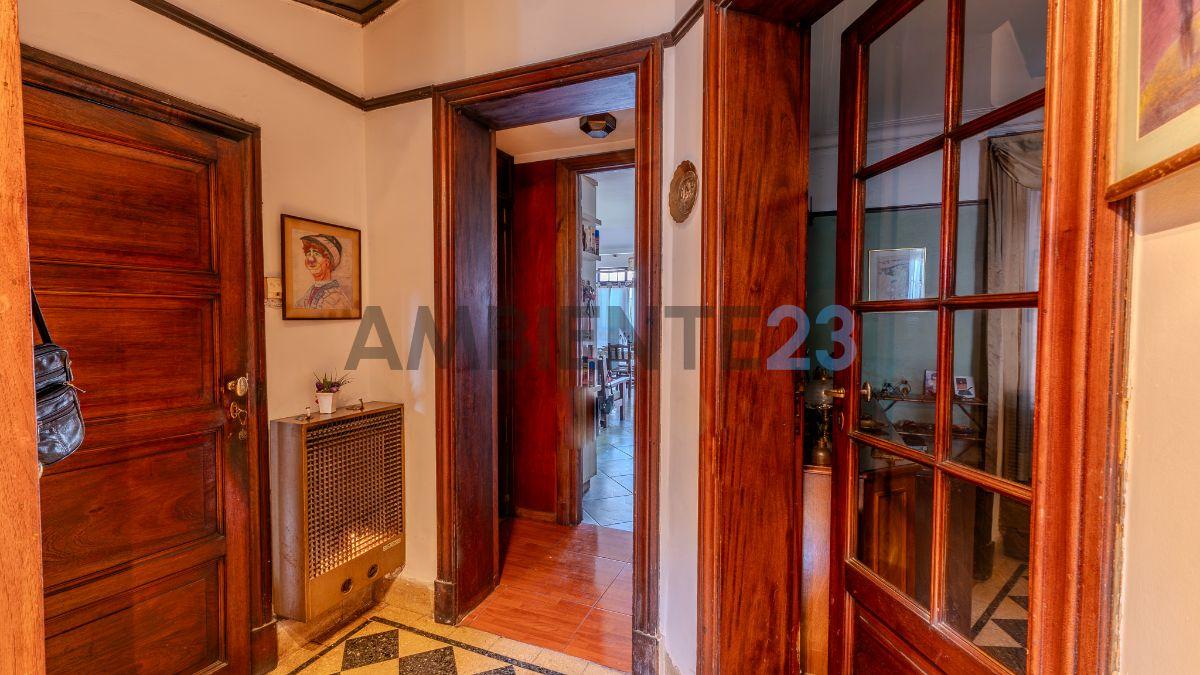 Foto de Casa de 6 ambientes en venta - Villa Pueyrredon, imagen 2