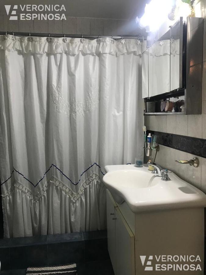 Casa de Cuatro Ambientes en Venta, con Cochera - Moron 2