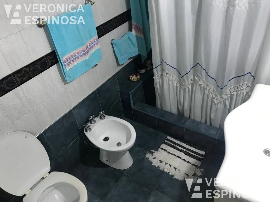 Casa de Cuatro Ambientes en Venta, con Cochera - Moron 5