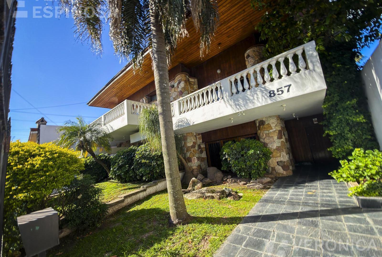 Casa en venta, siete ambientes, Villa Sarmiento, patio cocheras piscina