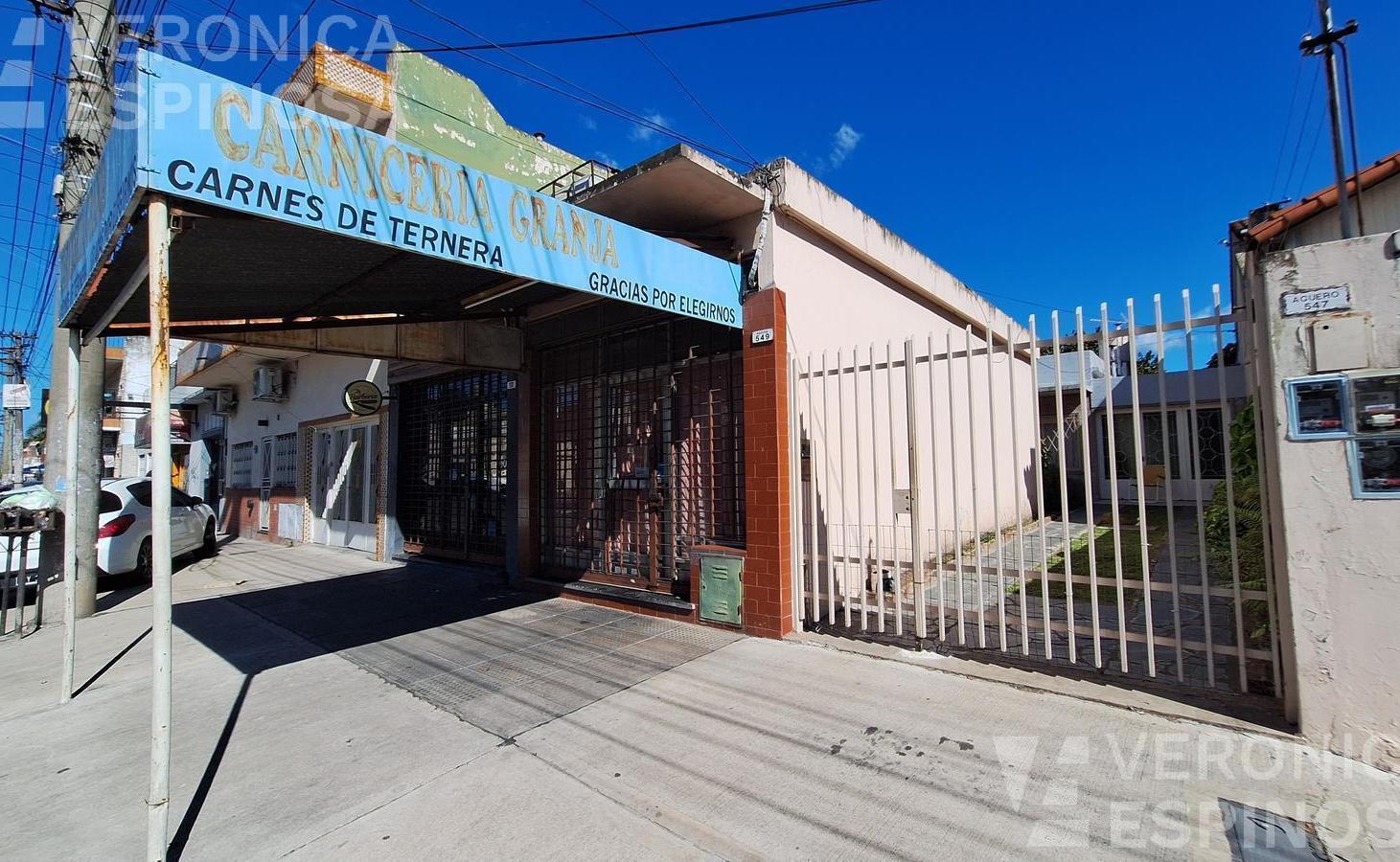 Casa de tres ambientes con local, en venta Moron