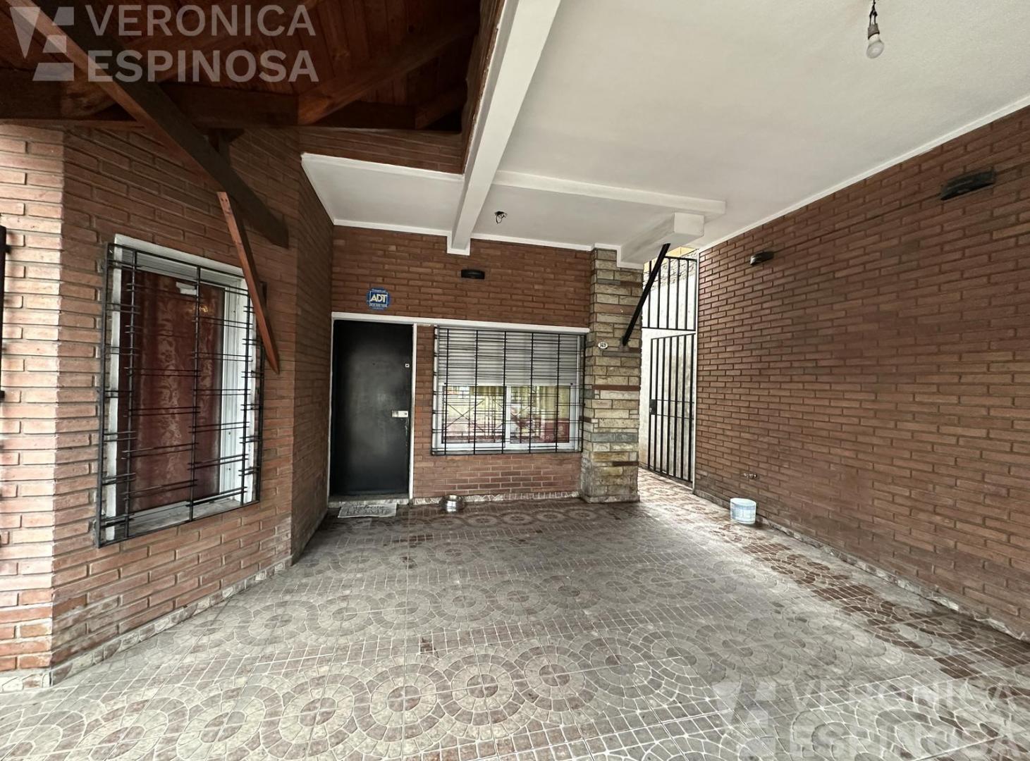 Casa de cinco ambientes en venta, en Moron Sur