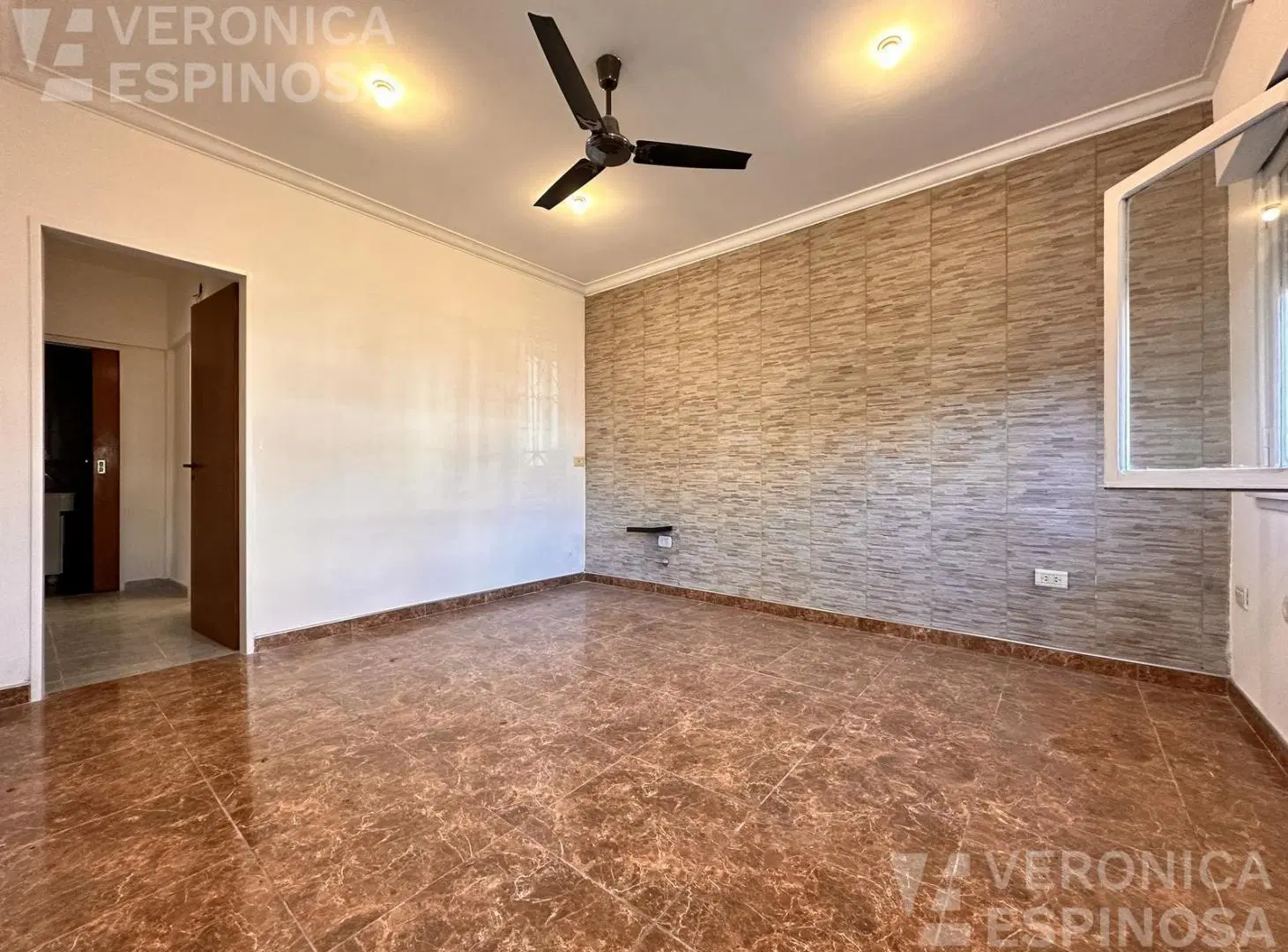 Casa 3 ambientes en venta Moron, cochera galeria 2