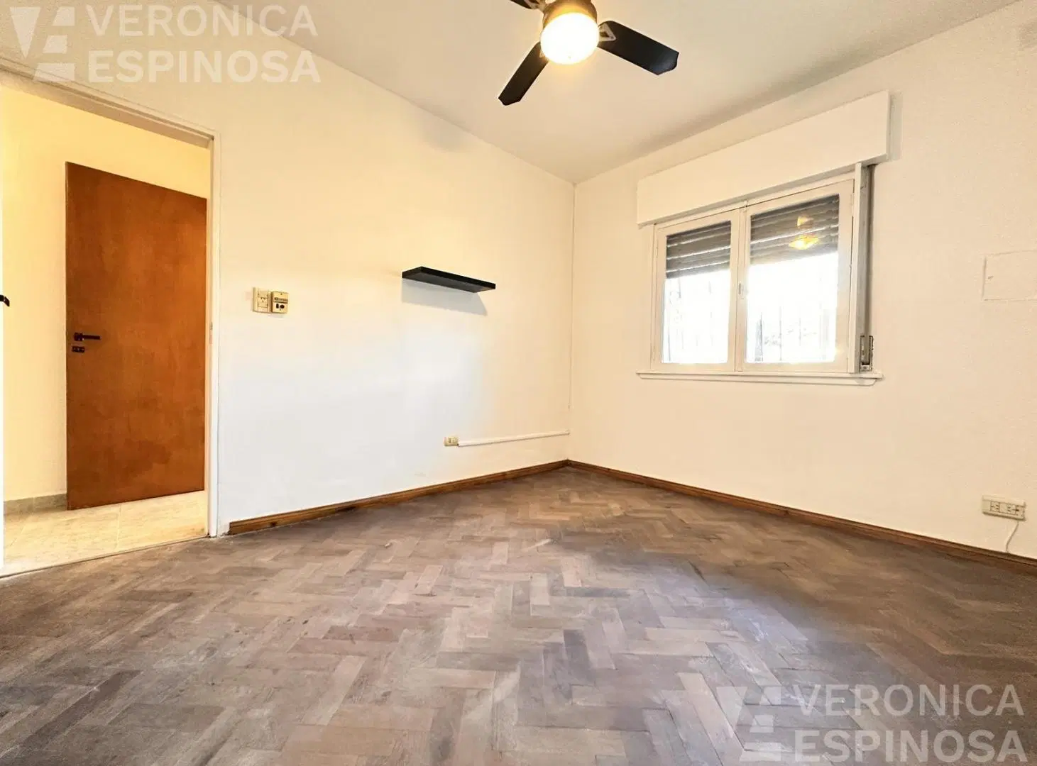 Casa 3 ambientes en venta Moron, cochera galeria 5