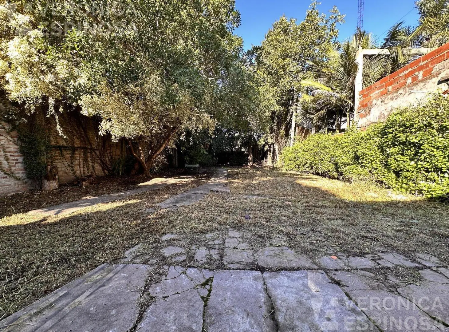 Casa 3 ambientes con cochera y parque en venta Moron 5