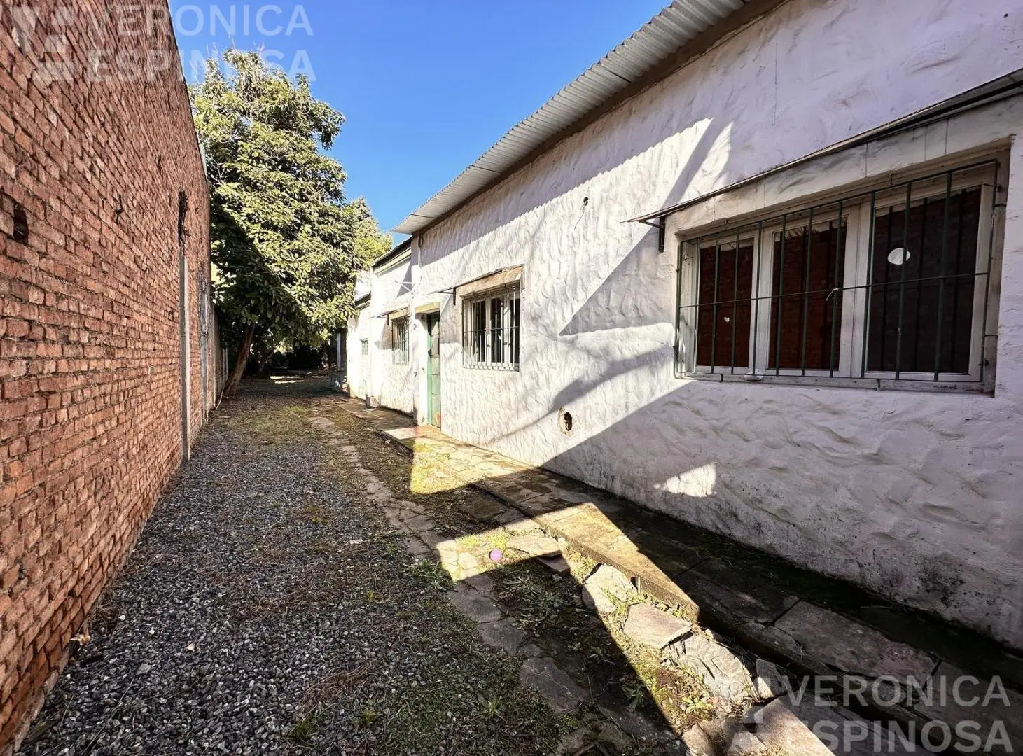 Casa 3 ambientes con cochera y parque en venta Moron 3