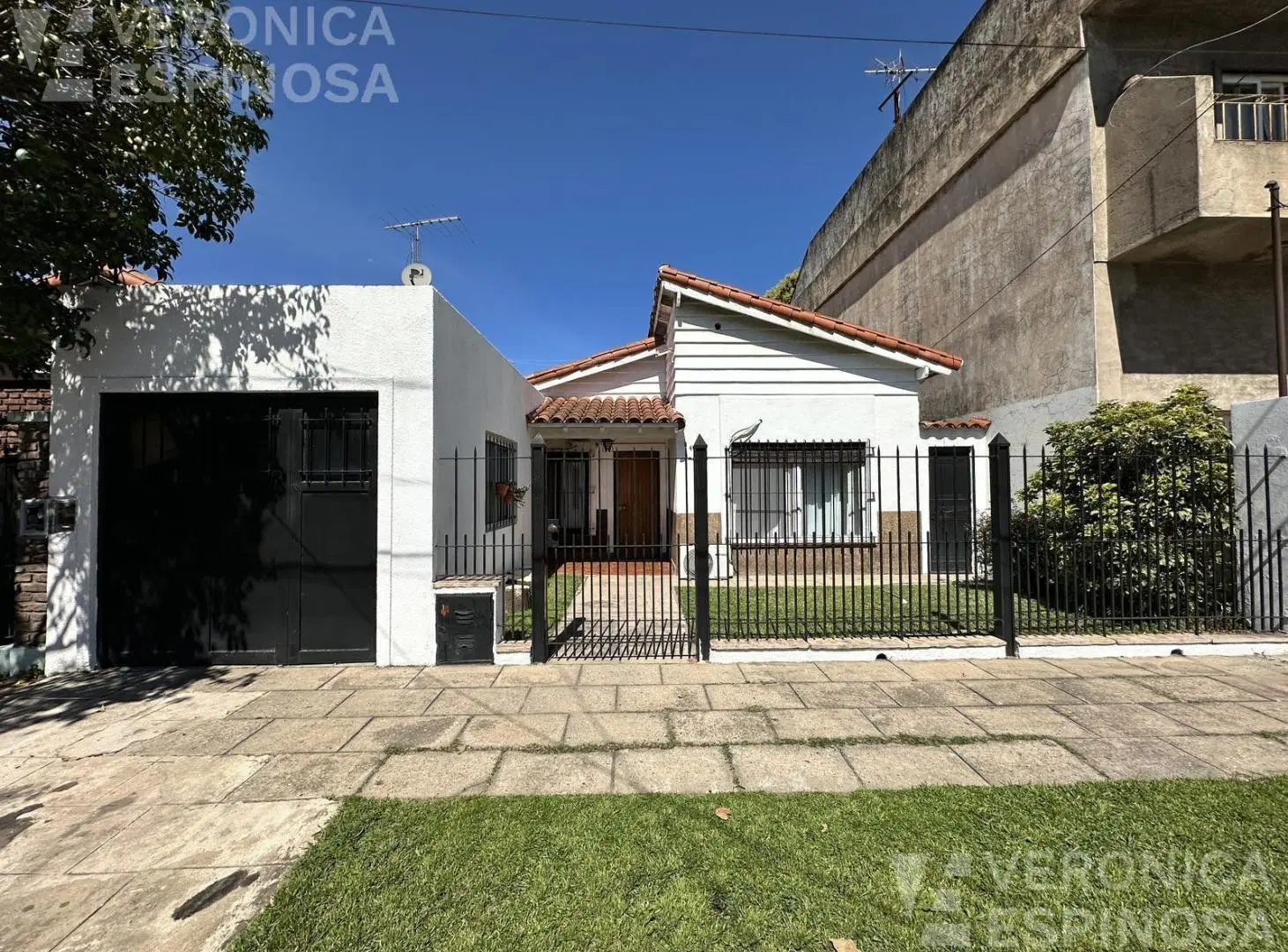 CASA EN VENTA DE CUATRO AMBIENTES EN VENTA- MORON SUR  -PATIO PILETA 3