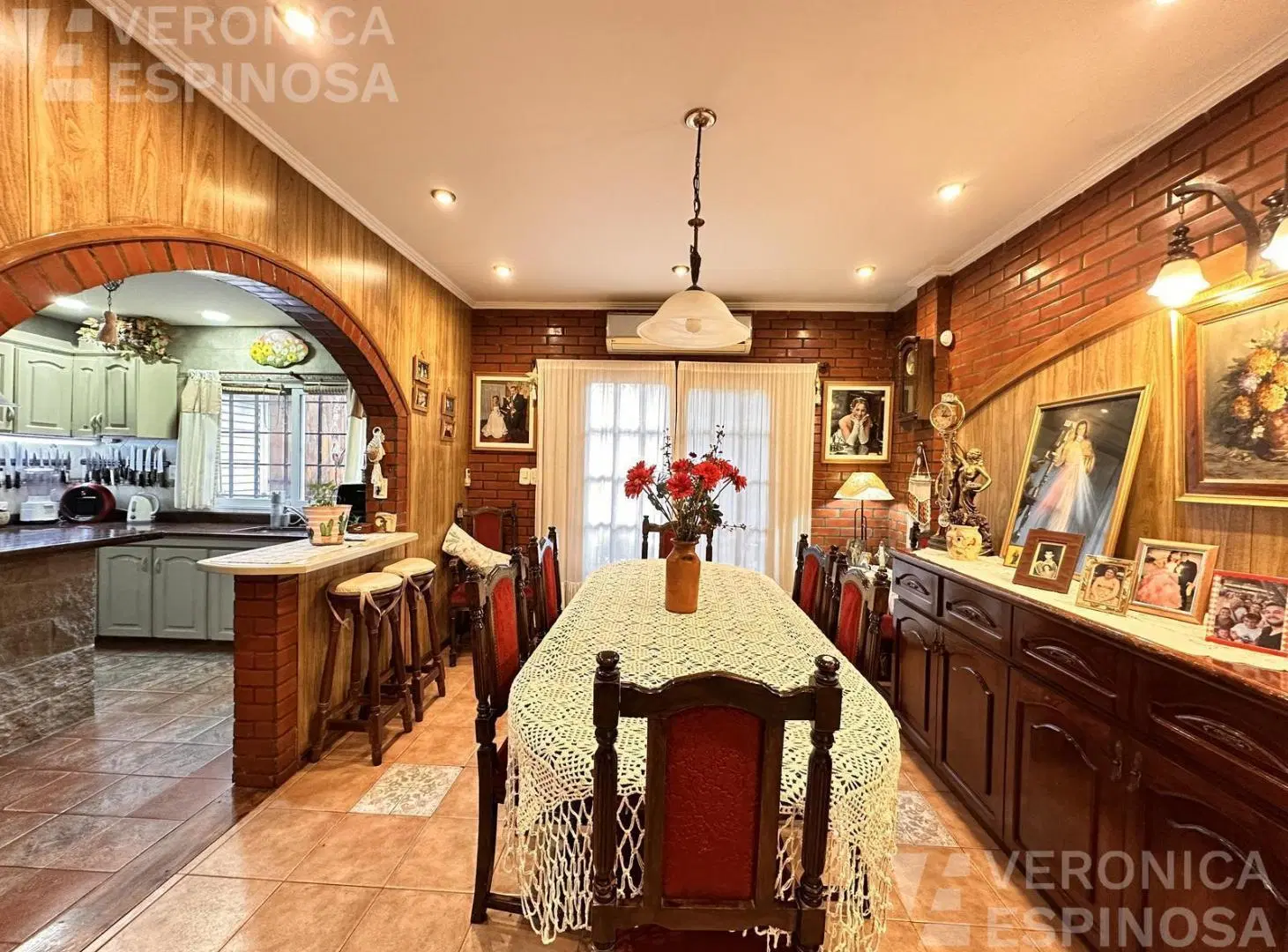 Casa 4 ambientes con escritorio, toilette, cochera, quincho, parrilla en Moron 5