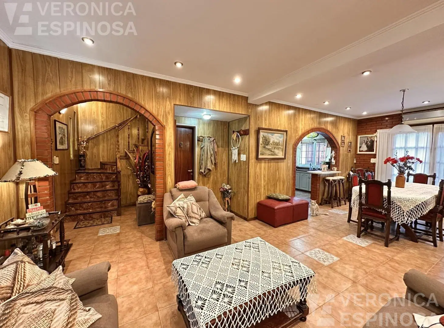 Casa 4 ambientes con escritorio, toilette, cochera, quincho, parrilla en Moron 2