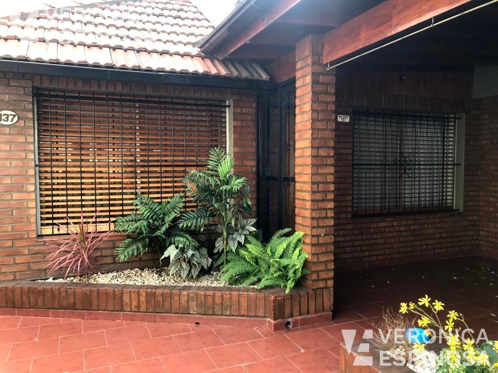Foto de Casa de seis ambientes en venta, Moron. Propiedad sobre lote propio, imagen 1